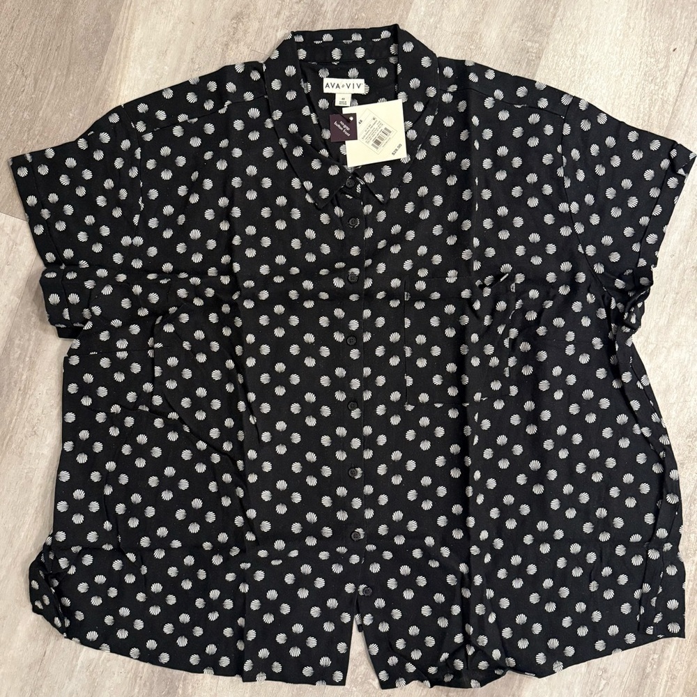 Brand New Ava & Viv Black Shell Print No Gap Button Front Top 4X NWT